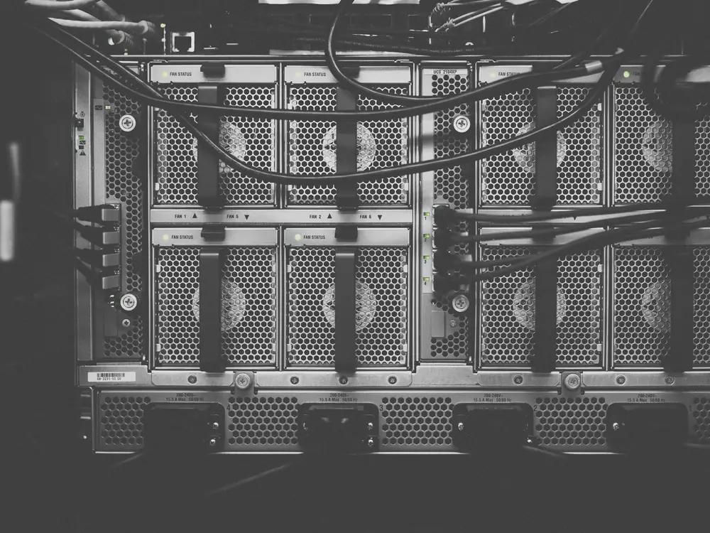 Parte trasera de un chasis de servidor en rack: ventiladores, cableado y fuentes de alimentación redundantes